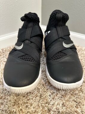 Nike Mens Black Athletic Sneakers with X Velcro closure